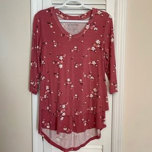 Latched Mama 3/4 sleeve scoop neck nursing top. Size XS.